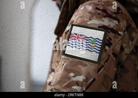 Kommissar des britischen Territoriums des Indischen Ozeans Soldier, Soldat mit Flaggenkommissar des britischen Territoriums des Indischen Ozeans, Kommissar des BIOT Flagge auf Stockfoto