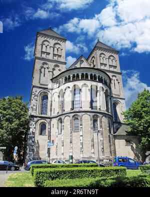 Köln (Köln), Deutschland - Juni 6. 2023: Wunderschöne romanische Architektur, mittelalterliche deutsche St. Kunibert-Kirche aus dem 12. Jahrhundert mit grünem Baumpark Stockfoto