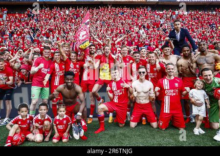 ENSCHEDE – Spieler des FC Twente feiern am 11. Juni 2023 im Stadion De Grolsch Veste in Enschede, Niederlande, den Sieg im Finale des europäischen Fußballs zwischen dem FC Twente und Sparta Rotterdam. ANP VINCENT JANNINK Stockfoto