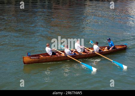 Erschöpft am Ende eines Ruderbootrennen in Whitby Stockfoto