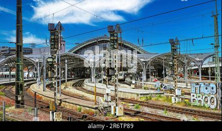 Köln (Köln), Deutschland - Juni 6. 2023: Rückansicht des Hauptbahnhofs mit alter Stahlkonstruktion, Eisenbahnschienen Stockfoto