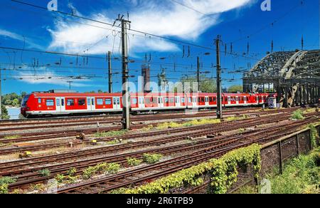 Köln (Köln), Deutschland - Juni 6. 2023: Rote Straßenbahn auf der alten Hohenzollernbrücke Stockfoto