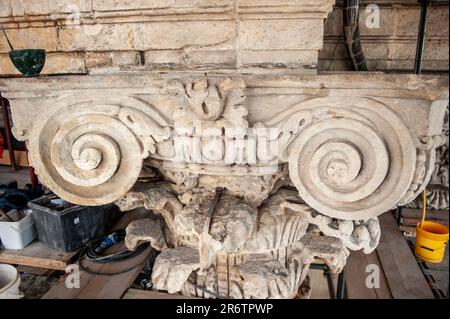 Ein Detail der Restaurierungsarbeiten an der Juvarriana-Fassade des Palazzo Madama Stockfoto