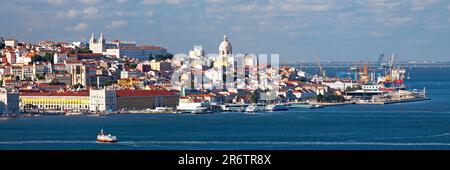 Lissabon, Portugal - Juni 01 2018: Blick auf die Altstadt von der anderen Seite des Flusses Tejo. Stockfoto