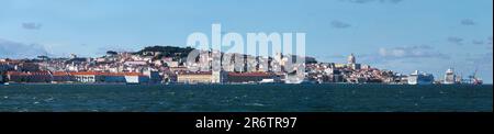 Lissabon, Portugal - Juni 01 2018: Blick auf die Altstadt von der anderen Seite des Flusses Tejo. Stockfoto