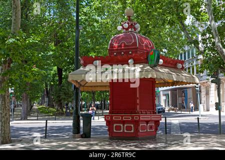 Lissabon, Portugal - Juni 02 2018: Traditioneller Kiosk im Stadtzentrum von Lissabon außerhalb des Tivoli Hotels. Es gibt 4 Arten von Kiosken in Lissabon, Stockfoto