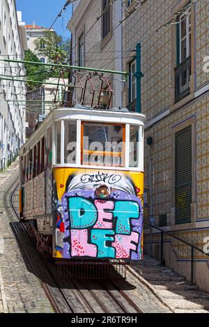 Lissabon, Portugal - Juni 02 2018: Seilbahn auf den Hügel in Richtung Schloss. Stockfoto