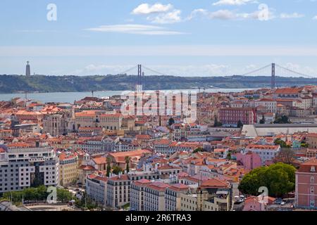 Lissabon, Portugal - 01 2018. Juni: Der Aufzug Santa Justa, die Ruinen des Klosters Carmo, die Brücke vom 25. April und das Heiligtum von Christus, dem König Stockfoto