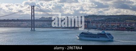 Lissabon, Portugal - Juni 01 2018: Kreuzfahrtschiff fährt Richtung Brücke vom 25. April zum Atlantischen Ozean. Stockfoto