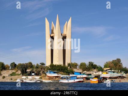 Lotusblütendenkmal, von Bildhauer Ernst Neizvestny, Aswan-Staudamm, Ägypten Stockfoto