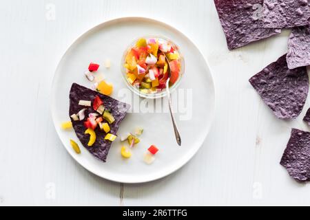 Blue Corn Chips und frische hausgemachte Salsa. Stockfoto