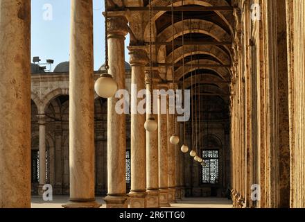 Torbogen, Innenhof der Muhammed Ali Pasha Moschee, Zitadelle, Kairo, Alabaster Moschee, Ägypten Stockfoto