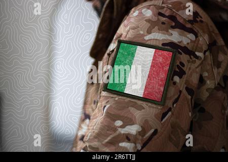 Italien Soldat, Soldat mit Flagge Italien, Italien Flagge auf Militäruniform, Italien Armee, Camouflage Kleidung Stockfoto