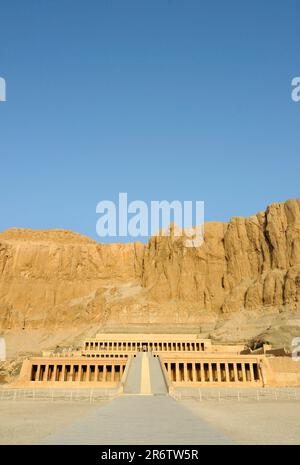 Leichentempel der Königin Hatschepsut, entworfen von Senemutat, Deir el Bahri, Tal der Könige, Pharaonin, Ägypten Stockfoto