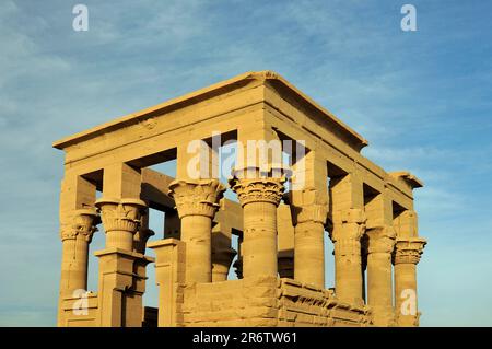 Trajans Kiosk, hypaethraler Tempel, Tempel der Isis, Insel Philae, in der Nähe von Assuan, Nasser-See, nicht überdachter Tempel, Ägypten Stockfoto