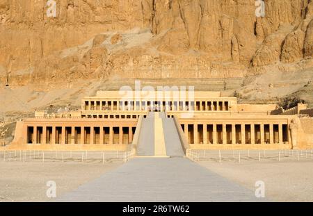 Leichentempel der Königin Hatschepsut, entworfen von Senemutat, Deir el Bahri, Tal der Könige, Pharaonin, Ägypten Stockfoto