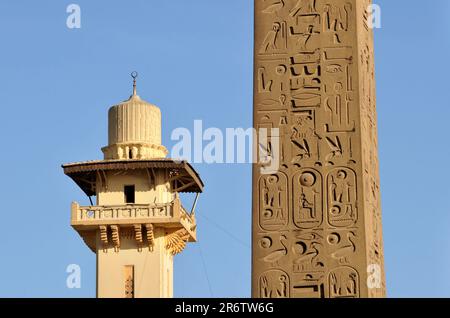 Roter Granit-Obelisk, Minarett, Luxor-Tempel, Theben, Ägypten Stockfoto