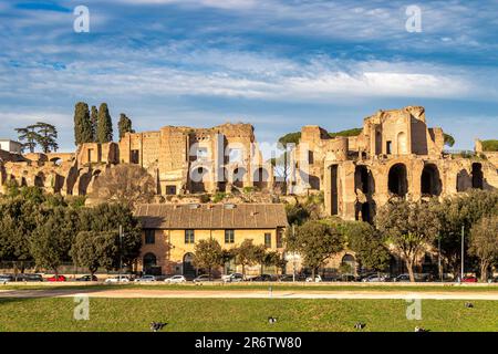 Domitian's Palace auf dem Palatin mit Blick auf den Circus Maximus, ein antikes römisches Wagenstadion und Veranstaltungsort in Rom, Italien Stockfoto