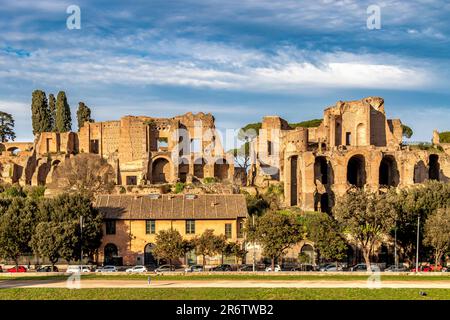 Domitian's Palace auf dem Palatin mit Blick auf den Circus Maximus, ein antikes römisches Wagenstadion und Veranstaltungsort in Rom, Italien Stockfoto