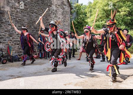 Aufführung der Flagcrackers of Craven beim Cappelside Farm Open Farm Day am 11. Juni 2023 in Rathmell (North Yorkshire). Stockfoto