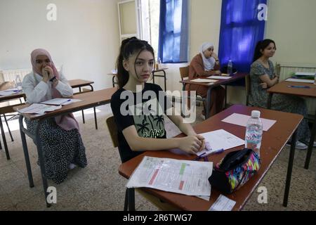 (230611) -- ALGIER, 11. Juni 2023 (Xinhua) -- Schüler nehmen am 11. Juni 2023 an der Abitur und der Aufnahmeprüfung an einem Prüfungsgelände in Algier, Algerien, Teil. Etwa 790.000 Kandidaten aus dem ganzen Land werden die Prüfung am 11-15. Juni dieses Jahres ablegen. (Xinhua) Stockfoto