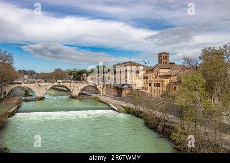 Brücke Ponte Cestio über den Tiber, die Trastevere mit der Tiberinsel verbindet, Rom, Italien Stockfoto