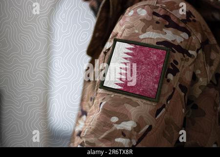 Katar Soldat, Soldat mit Flagge Katar, katarische Flagge auf Militäruniform, Katar Armee, Tarnkleidung Stockfoto