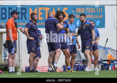 Mark Applegarth Head Coach von Wakefield Trinity feiert den Sieg mit Teammitgliedern während des Spiels der Betfred Super League Round 15 Wakefield Trinity gegen Leeds Rhinos im Be Well Support Stadium, Wakefield, Großbritannien, 11. Juni 2023 (Foto von Mark Cosgrove/News Images) in Wakefield, Großbritannien, am 6./11. Juni 2023. (Foto: Mark Cosgrove/News Images/Sipa USA) Stockfoto