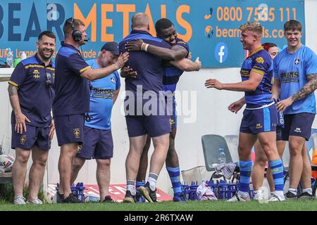 Mark Applegarth Head Coach von Wakefield Trinity feiert den Sieg mit Teammitgliedern während des Spiels der Betfred Super League Round 15 Wakefield Trinity gegen Leeds Rhinos im Be Well Support Stadium, Wakefield, Großbritannien, 11. Juni 2023 (Foto von Mark Cosgrove/News Images) in Wakefield, Großbritannien, am 6./11. Juni 2023. (Foto: Mark Cosgrove/News Images/Sipa USA) Stockfoto