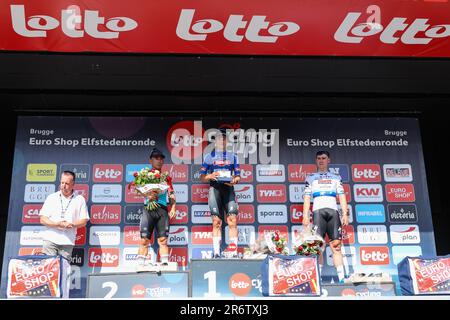 Australischer Caleb Ewan von Lotto-Dstny, belgischer Jasper Philipsen von Alpecin-Deceuninck und niederländischer Fabio Jakobsen von Soudal Quick-Step auf dem Podium nach dem eintägigen Radrennen Elfstedenronde, Rennen 8 (von 10) des Lotto Radpokals, 190,3km, Start und Ende in Brügge, Sonntag, 11. Juni 2023. BELGA FOTO DAVID PINTENS Stockfoto