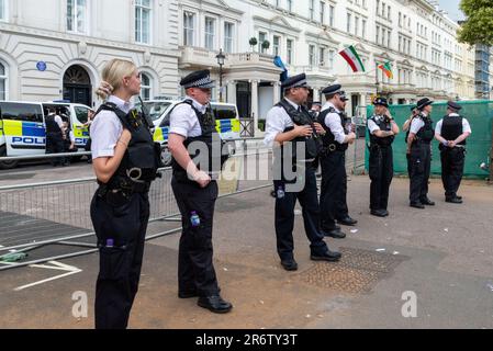 Knightsbridge, London, Großbritannien. 11. Juni 2023. Demonstranten versammelten sich vor der Botschaft der Islamischen Republik Iran in London und protestierten zugunsten des kurdischen Volkes, was eine umfassende Reaktion der Polizei veranlasste. Polizeibeamte schützen die Botschaft Stockfoto