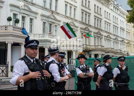 Knightsbridge, London, Großbritannien. 11. Juni 2023. Demonstranten versammelten sich vor der Botschaft der Islamischen Republik Iran in London und protestierten zugunsten des kurdischen Volkes, was eine umfassende Reaktion der Polizei veranlasste. Polizeibeamte schützen die Botschaft Stockfoto