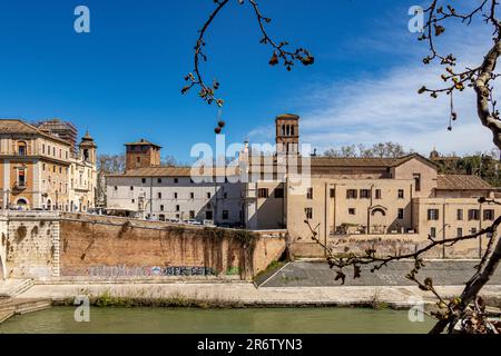 Die Kirche San Bartolomeo all' Isola am Fluss Tiber auf der Tiberinsel, Rom, Italien Stockfoto