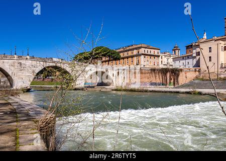 Brücke Ponte Cestio über den Tiber mit Tiberinsel im Hintergrund, Rom, Italien Stockfoto