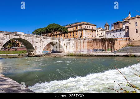 Brücke Ponte Cestio über den Tiber mit Tiberinsel im Hintergrund, Rom, Italien Stockfoto