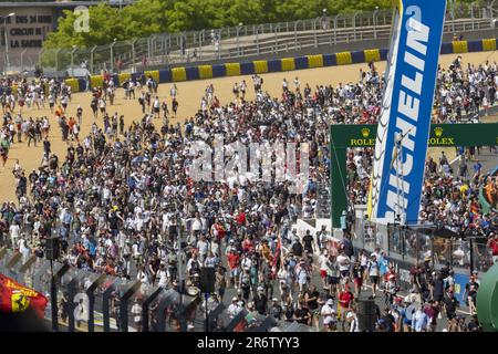 Auf dem Podium der 24 Stunden von Le Mans 2023 auf dem Circuit des 24 Heures du Mans am 11. Juni 2023 in Le Mans, Frankreich - Foto: Alexandre Guillaumot/DPPI/LiveMedia Stockfoto