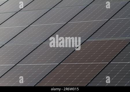 Nahaufnahme von Reihen von Sonnenkollektoren auf Einem Dach in England, Großbritannien Stockfoto