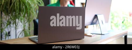 Frau, die im modernen Büro mit einem pc arbeitet Stockfoto