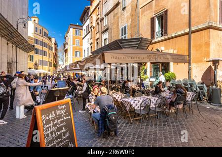 Gäste sitzen vor einem koscheren Restaurant in der Via del Portico d'Ottavia im jüdischen Viertel von Rom, Rom, Italien Stockfoto