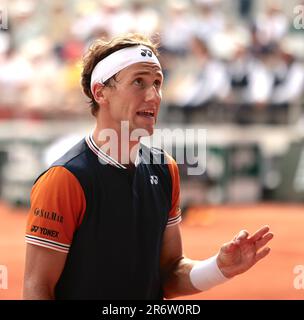 Paris, Frankreich. 11. Juni 2023. Tennis: Grand Slam, ATP Tour - French Open, Herren, Singles, Finale. Djokovic (Serbien) - Ruud (Norwegen). Casper Ruud-Gesten. Kredit: Frank Molter/dpa/Alamy Live News Stockfoto