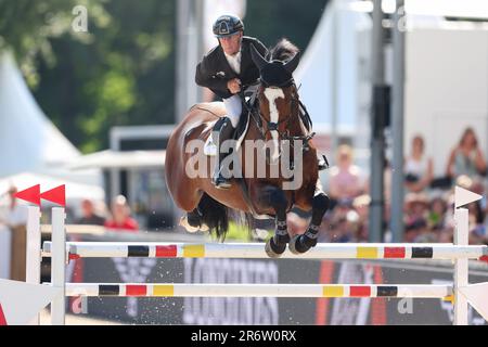 Balve, Deutschland. 11. Juni 2023. Pferdesport: Deutsche Meisterschaft, Showsprung. Der Show-Jumper Marcus Ehning reitet den Priam du Roset bei den German Show Jumping Championships. Kredit: Friso Gentsch/dpa/Alamy Live News Stockfoto