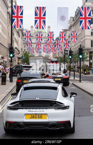 Westminster, London, Großbritannien. 11. Juni 2023. Der Gumball 3000 wurde nach dem Film „The Gumball Rally“ aus dem Jahr 1976 benannt und ist eine jährlich stattfindende 3.000 km lange internationale Motorrallye für Prominente, die auf öffentlichen Straßen rund um die Welt stattfindet. Die Veranstaltung findet heute Abend am Battersea Power Station statt, wo einige unbeteiligte Enthusiasten in ihren Superautos Westminster besuchen, bevor es zum Treffen geht. Stockfoto