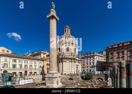 Trajan's Forum mit Santa Maria di Loreto, einer Kirche aus dem 16. Jahrhundert im Hintergrund, mit Blick von der Via dei Fori Imperiali, Rom, Italien Stockfoto