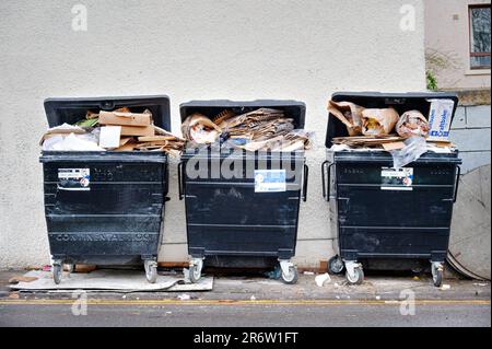 Abfall und Abfall steigen, nicht gesammelt aufgrund von Arbeiterstreiks Stockfoto