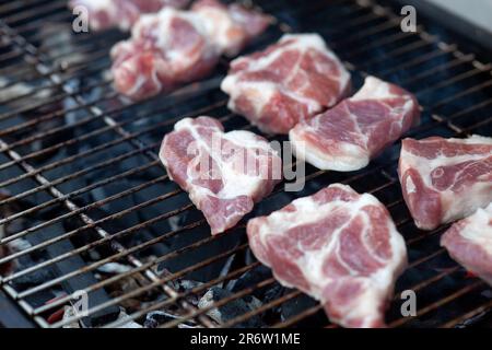 Schweinefleisch wird auf einem grill zubereitet. Schließen. Stockfoto