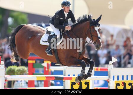 Balve, Deutschland. 11. Juni 2023. Pferdesport: Deutsche Meisterschaft, Showsprung. Der Show-Jumper Marcus Ehning reitet den Priam du Roset bei den German Show Jumping Championships. Kredit: Friso Gentsch/dpa/Alamy Live News Stockfoto