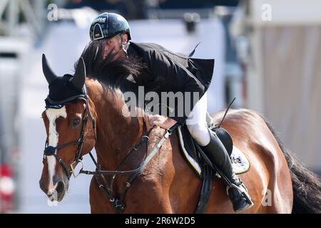 Balve, Deutschland. 11. Juni 2023. Pferdesport: Deutsche Meisterschaft, Showsprung. Der Show-Jumper Marcus Ehning reitet den Priam du Roset bei den German Show Jumping Championships. Kredit: Friso Gentsch/dpa/Alamy Live News Stockfoto
