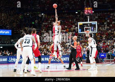 Mailand, Italien. 11. Juni 2023. Mediolanum Forum, Mailand, Italien, 11. Juni 2023, EA7 EMPORIO ARMANI MILANO VS. VIRTUS SEGAFREDO BOLOGNA, FINALE PLAYOFF GARA 2, NELLA FOTO la palla A fällig während des Finales 2 - EA7 Emporio Armani Milano vs Virtus Segafredo Milano - Italienische Basketball Serie A Championship Credit: Live Media Publishing Group/Alamy Live News Stockfoto