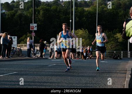 Newcastle Upon Tyne UK 9. Juni 2023 Blaydon-Rennwettkämpfer, die die Tyne auf der Scotswood Bridge überqueren, Läufer, Sportveranstaltung Stockfoto