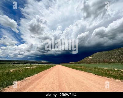 Ein bedrohlich aussehender Sturm nähert sich im Westen mit schwarzem Himmel und dunklen Wolken Stockfoto
